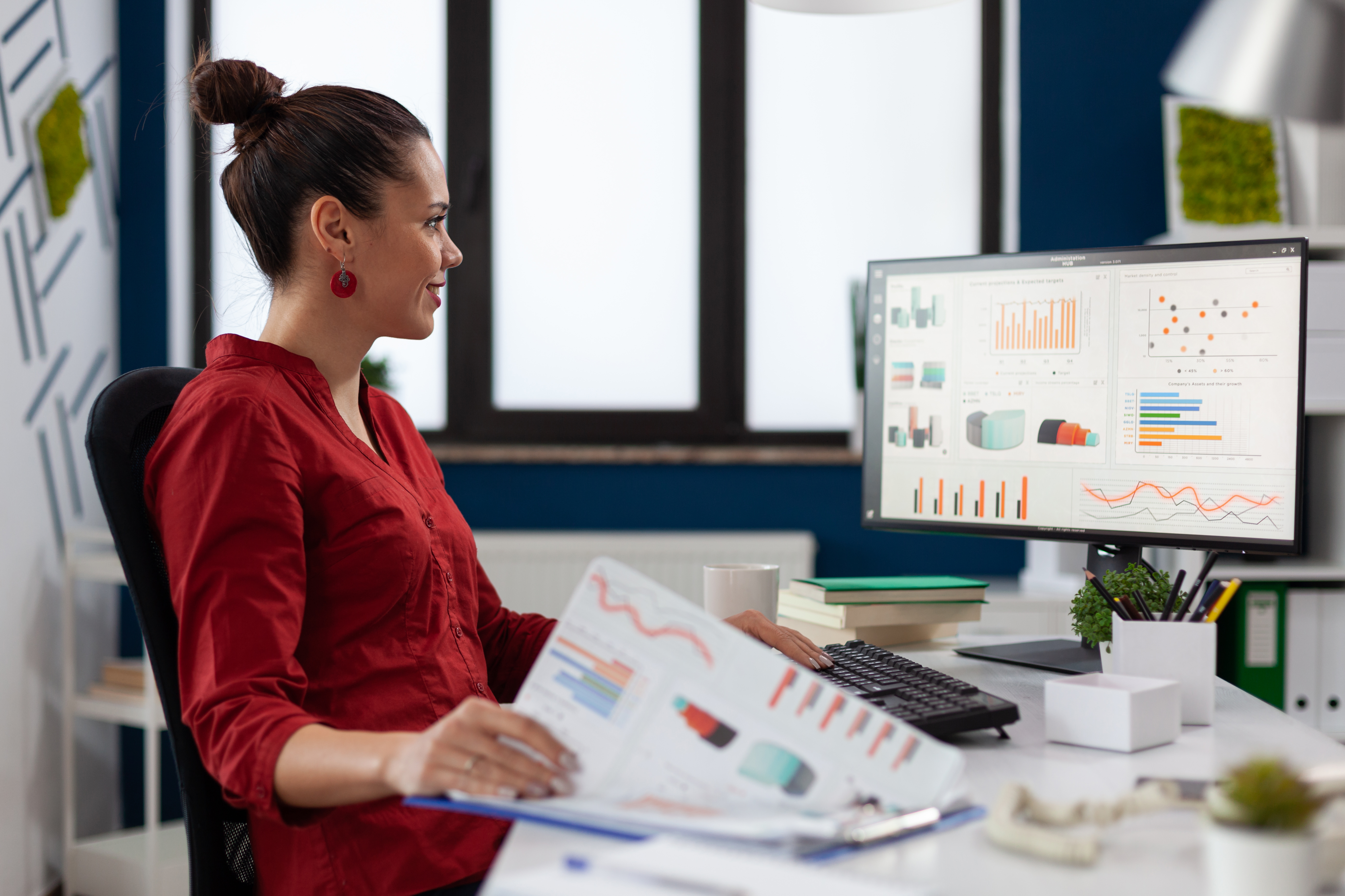 Marketer using affiliate software to manage social media ads campaigns
