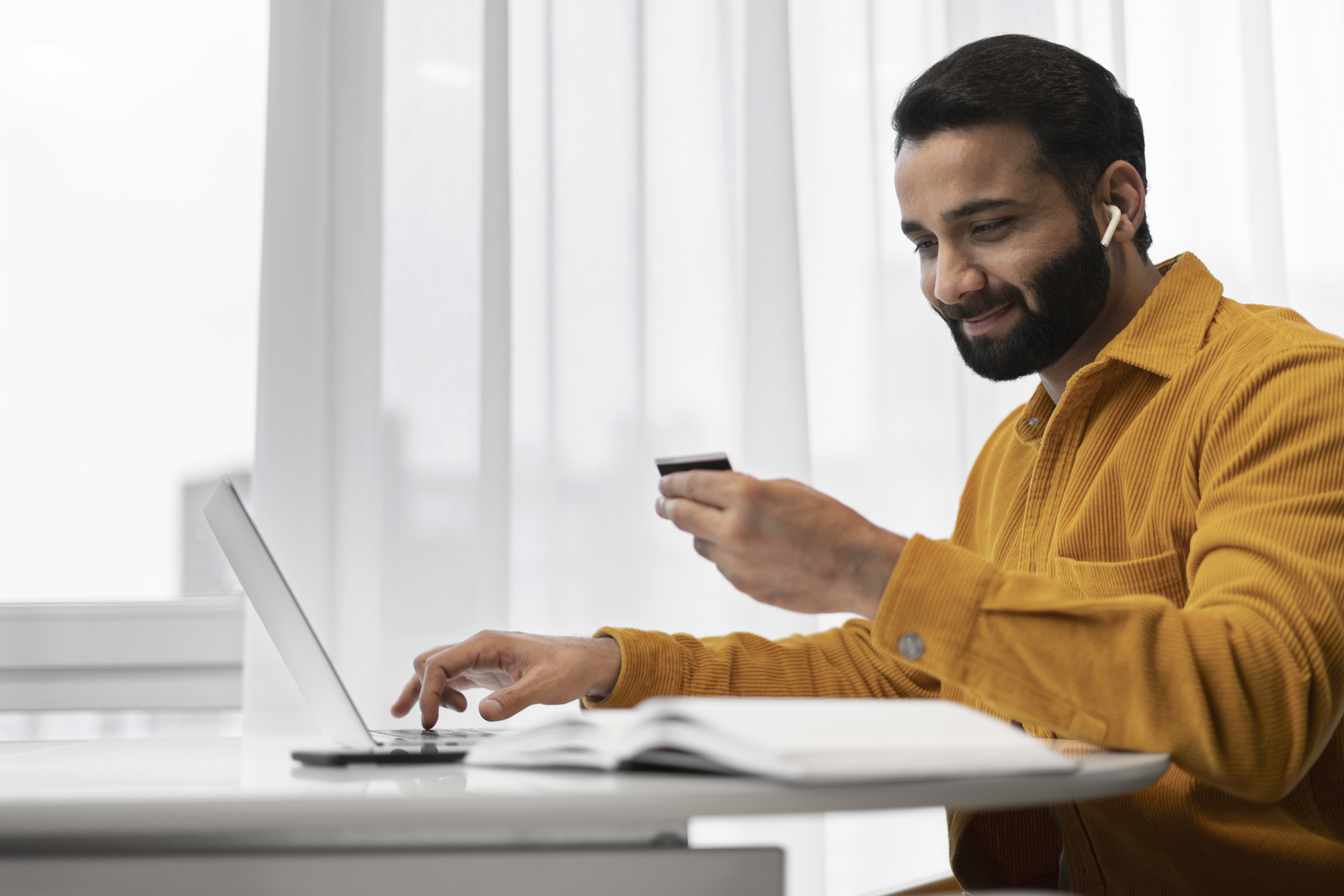 Freelancer using a virtual prepaid card for online subscriptions